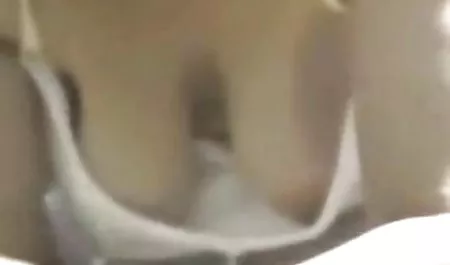 Membelai dan mengusap pantatnya di kamera mp4 sex indo