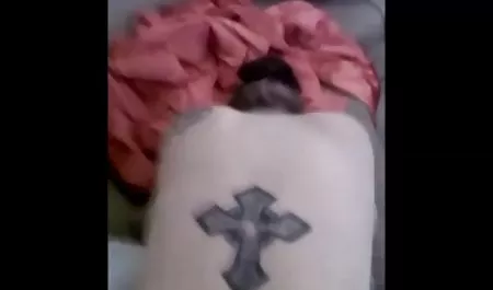 Gadis dengan kaki panjang new xxx indo dan mainan jari clit yang ditindik