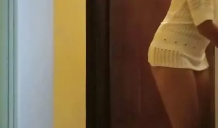 Menyelinap ke toilet wanita dan vidio sex pembantu indo bercinta dengan orang Asia