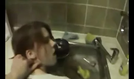 Casey Calvert datang untuk mengunjungi dan bukannya mencuci pakaian bercinta dengan indo sex 3gp seorang teman