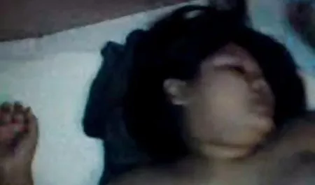 Gadis pengap xxx indo cantik dalam gaun membelai di beranda