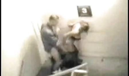Memamerkan video indo porn tubuhnya