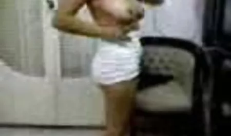 Wajah pelacur dihiasi dengan aliran sperma xxx indo di perkosa putih