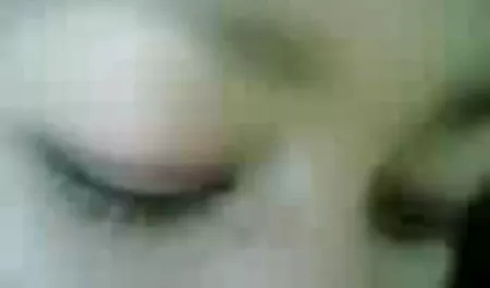 Seorang pria xxx indo 3gp bermain-main dengan dua sapi betina yang sesat
