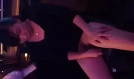 Mahasiswa berambut pirang, video xxx indo new Madison, menunggu dan bercinta dengan seorang pemain bola