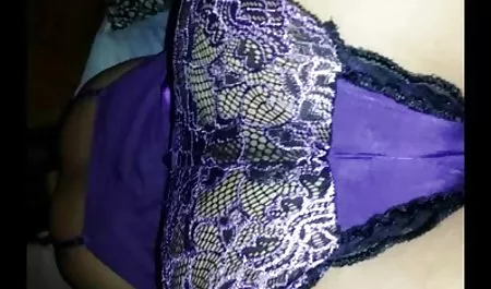 Gadis Rusia kurus Gina Gerson meniduri seorang pria di video sex indonesia terbaru dalam mobil